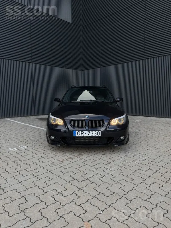 Carbonschwarz Metallic E61 530d xDrive ar M57 dīzeļdzinēju (173 kW / 235 Zs)