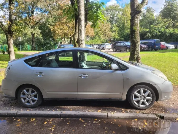 Pārdodu Toyota Prius Hybrid gaiši pelēkā krāsā ar 1.5 litri motoru. Ļoti eko