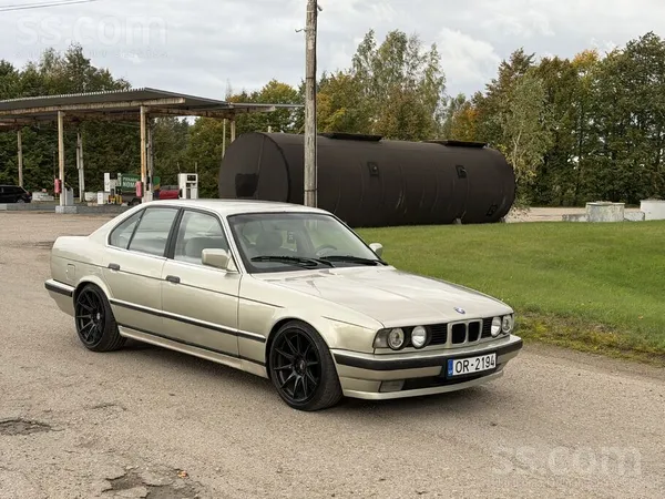 Bmw E34 520i 
Tikko ievests Latvijā, savā gaitā atbraucis no Vācijas 
Labā