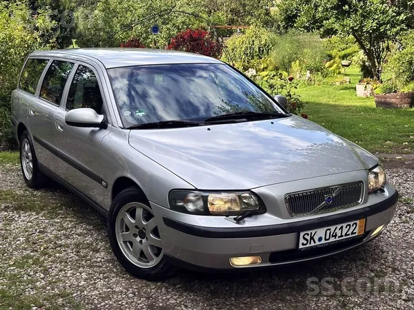 Volvo Volvo V70 no Vācijas. 2.4 D5 dzinējs ar melno vāku