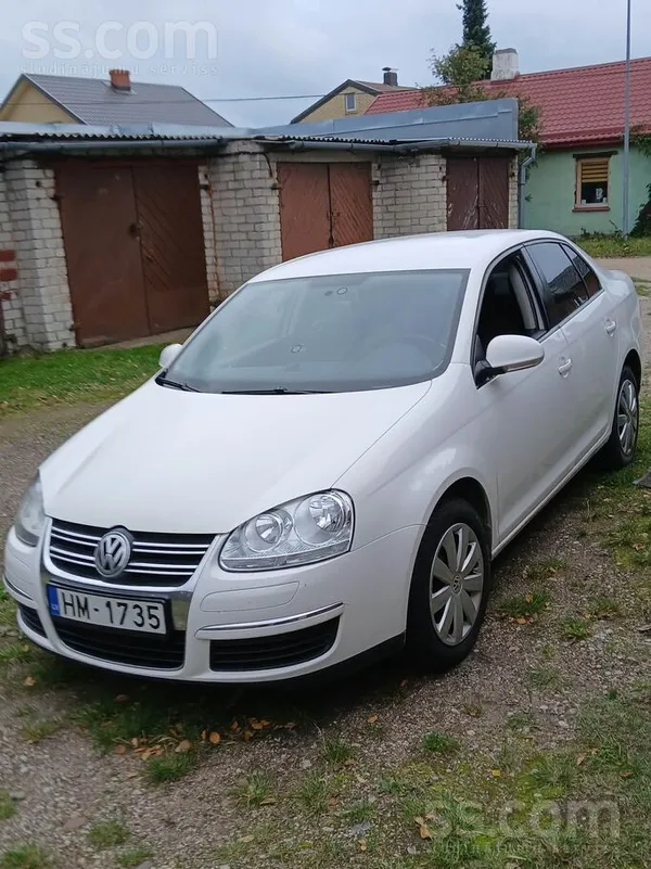Pārdodu labi koptu Volkswagen Jetta (2010. gads) baltā krāsā. 1.4 benzīna dz