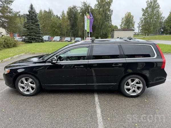 Pārdodu Volvo V70. Nāk ziema, un zandelēs salst kājas.
Auto ikdienā liet