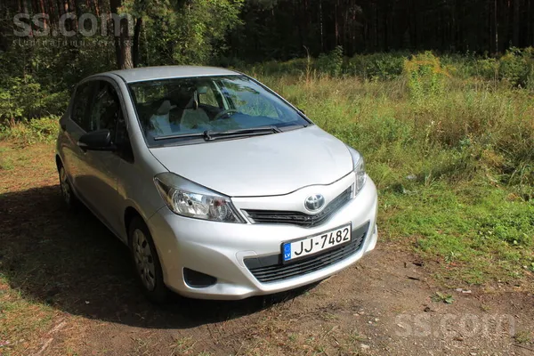 Toyota Yaris 2013, 1.3 benzīns, Manuāls, Sudrabs — Latvijā