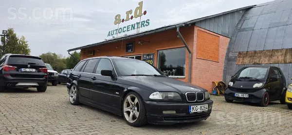 BMW 330. Daudz labu ekstru. Daudzfunkcionāla stūre, kruīza kontrole, melnas
