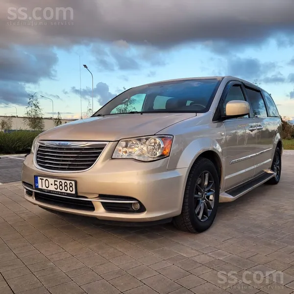 Pārdod ļoti labu 7vietīgu Chrysler Town & Country ar uzticamo un jaudīgo 3.6