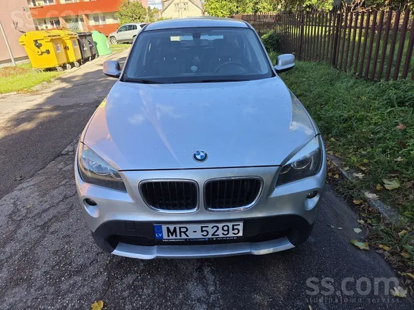 BMW X1 2010, 2.0D dīzelis, Manuāls, SUV/Apvidus, Pelēks — Latvijā