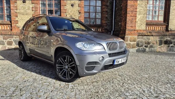 BMW Pārdodu 7-vietīgu BMW X5.