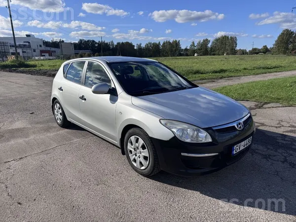 Pārdodu ejošu auto un skarīgā stāvoklī. 
Bildēs uz bagāžnieka var redzēt ku