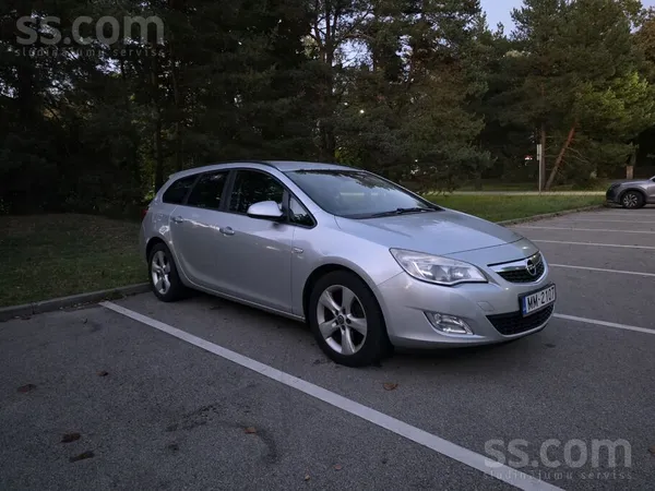 Pārdodu Opel Astra J Sports tourer (81 kW), 2011. gada, 6-pakāpju manuāli.