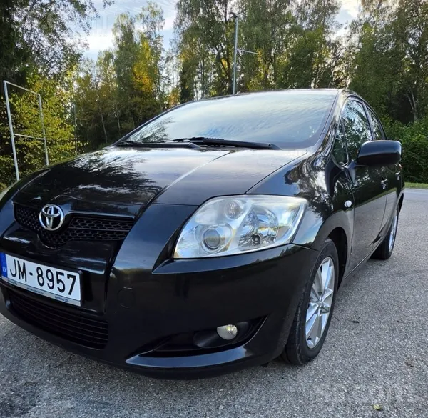Pārdodu Toyota Auris 2.0 D4D 93kw ar manuālo 6 pakāpju ātrumkārbu. Auto labā