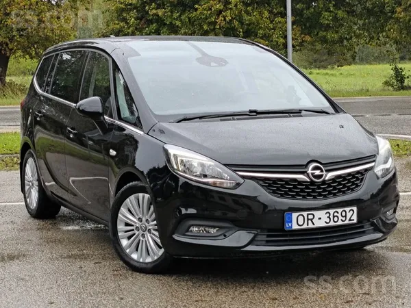 Opel Zafira Tourer.
7 vietas.
1.4 benzīna dzinējs ar 140zs jaudu.
Manu
