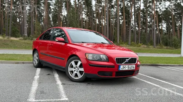 Pārdodu Volvo S40 ar 2.0 dīzeļdzinēju un 6 ātrumu manuālo pārnesumkārbu.