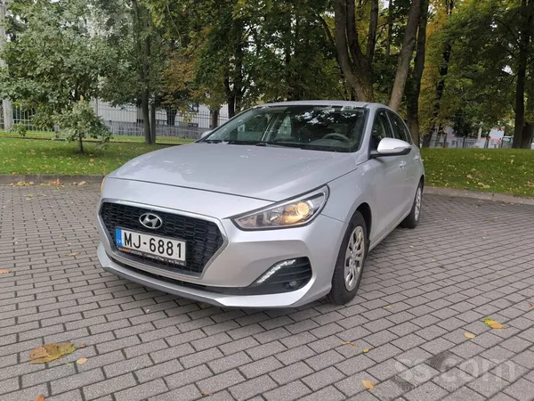 Pārdodu koptu un praktisku Hyundai i30 hečbeku sudraba krāsā ar ekonomisku 1