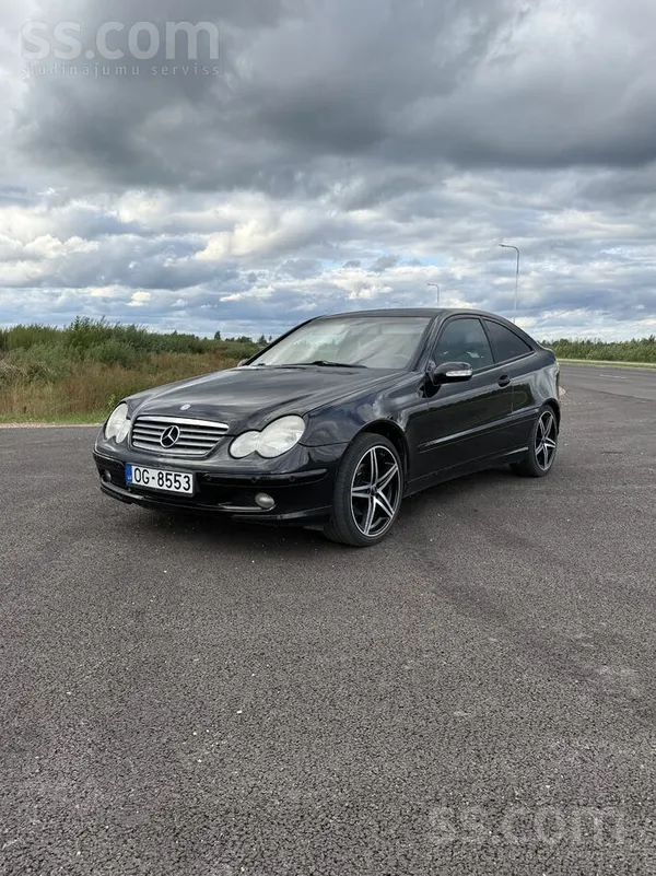 Mercedes C180 2002, 2.0 gāze, Manuāls, Hečbeks, Melns — Latvijā