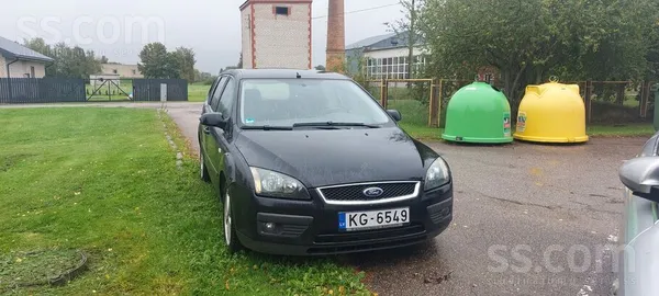 Pārdodas auto ar melno skati un dažādiem darāmajiem darbiem, kas it kā nav p
