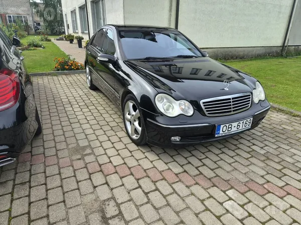 Mercedes Pārdod labu MB C270, ir neliela korozija - to var 