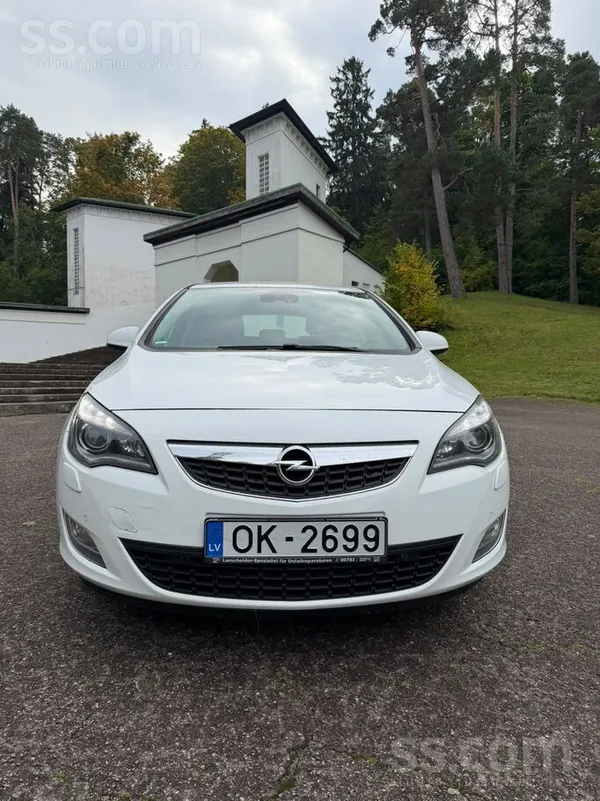 Opel Astra 2010, 1.6 benzīns, Automāts, Hečbeks, Balts — Latvijā