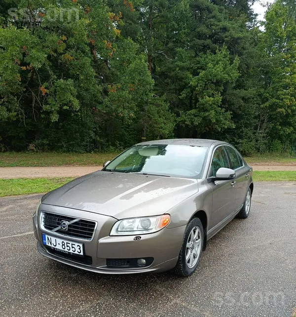 Uz tirdziņu iet šis ekskluzīvais Volvo S80 ar 3.2 benzīna motoru. 
Ir iziet