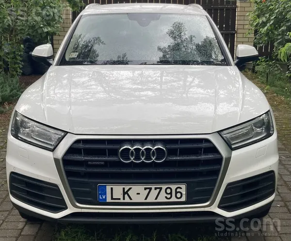 Audi Praktisks un glīts auto, ar skaistu gaišo ādas sal