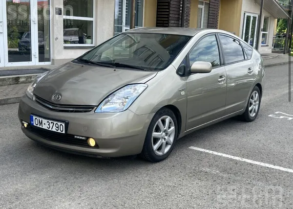 Hibrids un naftas gāze. Ed 3 evro uz 100km. Super ekonomisks auto. 
Tiko pe