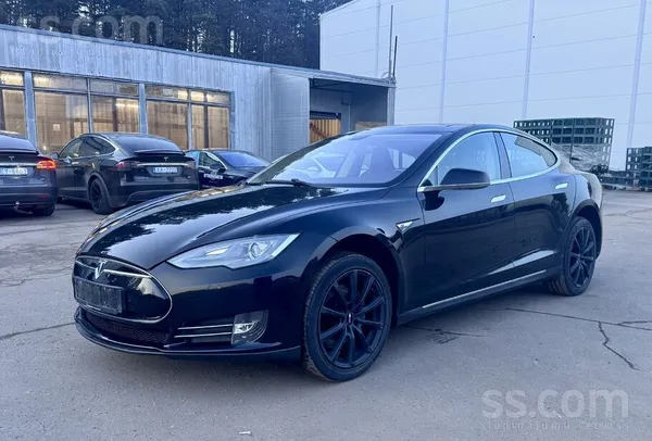 Tesla Model S 2013, Hečbeks, Sarkans — Latvijā