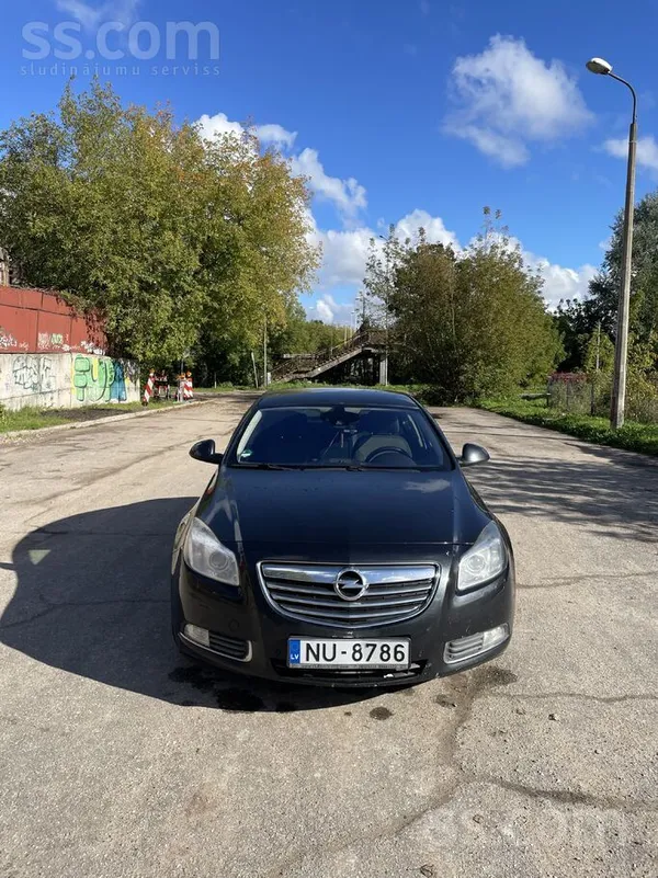 Продаём Opel Insignia 2011 года, хэтчбек, 2.0 дизель, автоматическая коробка