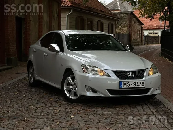 Pārdod Lexus IS 250, 2.5 litru benzīns, automāts, kas klāts skaistā un elega