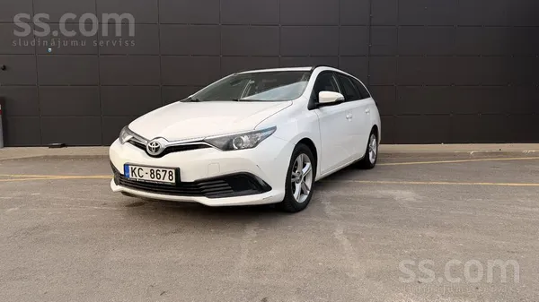 Toyota Продам машину Toyota Auris 2015 года 1.6 бензин/га