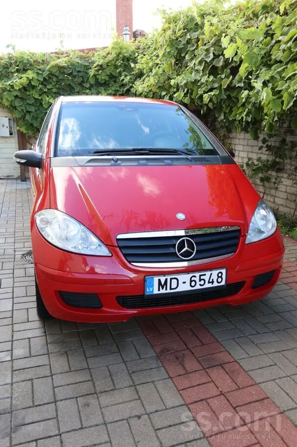 Pārdodu sarkanu Mercedes-Benz A180 Cdi ar dīzeļdzinēju un manuālo ātrumkārbu