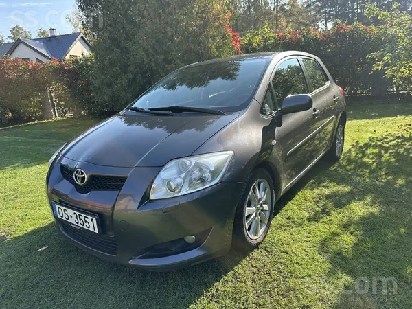 Pārdod Toyota Auris 2.0 D-4D, 93 kW, ar manuālo pārnesumkārbu. Praktisks un