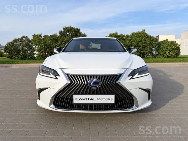 (Lv) Kopts 2019. gada Lexus ES 300h - maksimālajā Luxury komplektācijā - ar