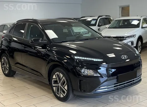 Ir pieejams Ekii10 atbalsts. Hyundai Kona, 42kWh, 08.2022.
Krāsa: Schwarz/