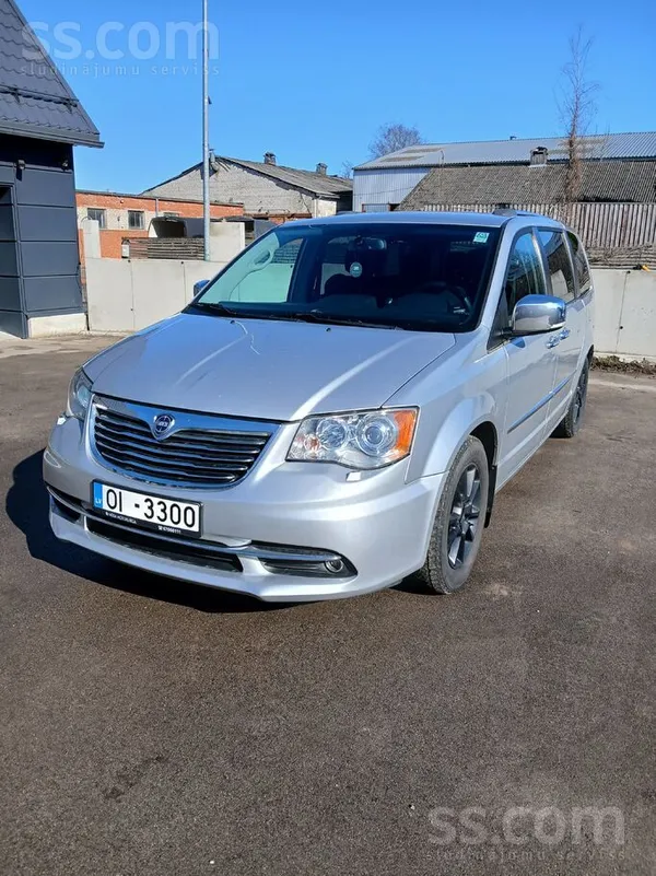 Auto ar spārna defektu. Jālabo labais aizmugurējais spārns. Pārējais viss da