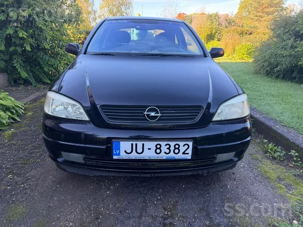 Pārdod Opel Astra divdurvju hečbeku. Latvijā no 2015 gada.