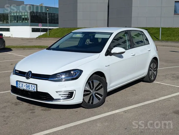 VW e-Golf с мощностью 136 л. с. и аккумулятором 35, 8 Квтч. Специальная крас
