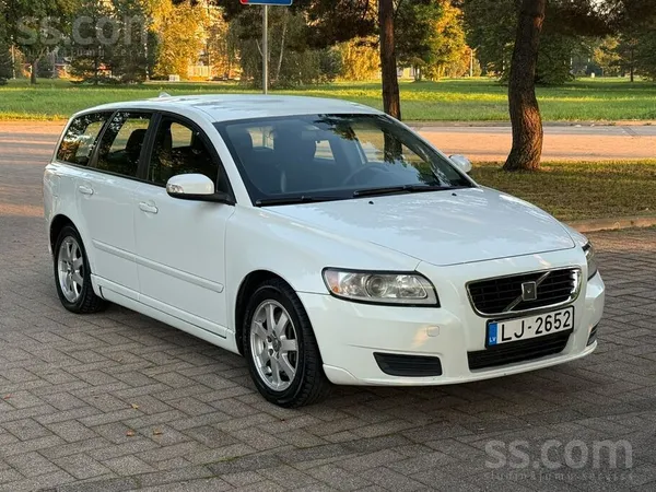 Volvo V50 2009, 2.4D dīzelis, Manuāls, Universāls, Balts — Latvijā