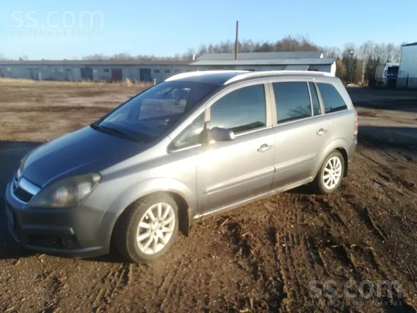Opel Tiek tirgots labs ģimenes auto ar sešpakāpju autom