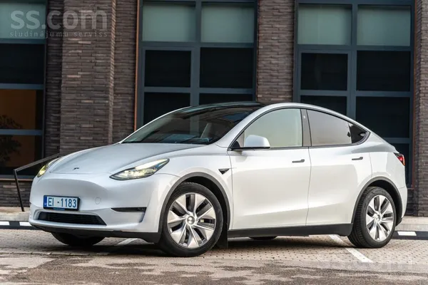 Tesla Model Y 2023, Hečbeks, Melns — Latvijā