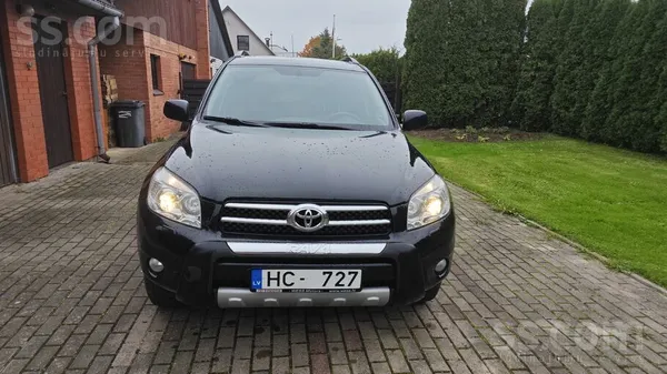 Pārdodu Rav 4, 2 litru benzīns, mazs nobraukums.