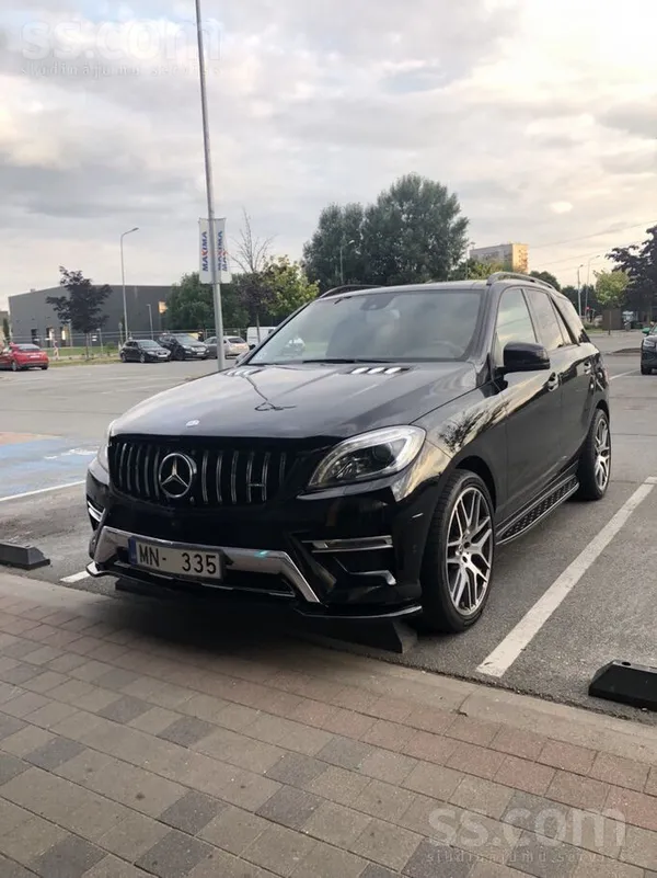 Mercedes Benz ML 350 4matic ar 3.0 litru benzīna dzinēju.
Oriğinālā Amg pa