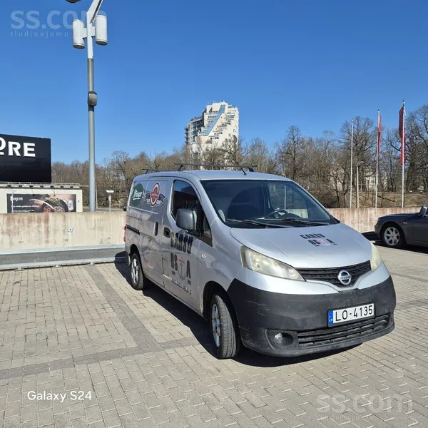Nissan Uzņēmums pārdod attēlā redzamo kravas transporta f