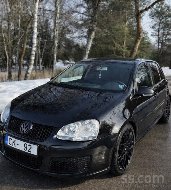 Uz tirdziņu dodas kopts un pieskatīts jauniešu auto ar tikko izietu jaunu te