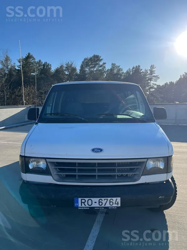 Ford Labi saglabājies Ford Club Wagon no Somijas. Zvani