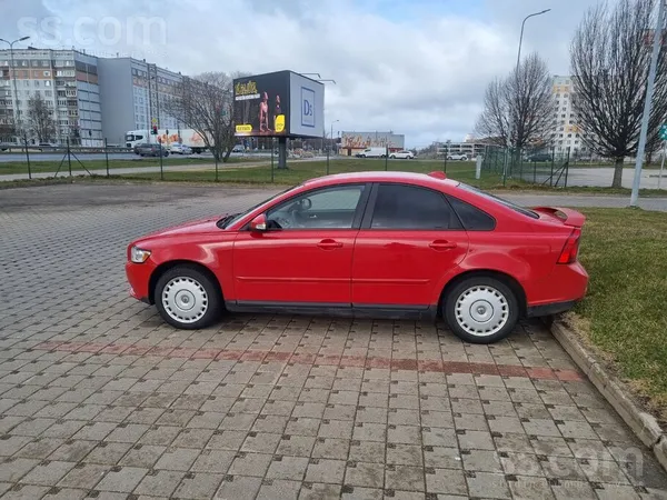 Volvo S40 2009. gada, 2.0 benzīns ar manuālo ātrumkārbu.
Ar orģinālu nobra