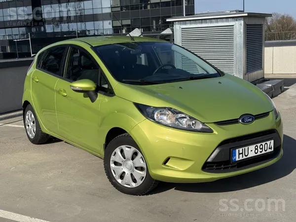Uz tirdziņu iet ļoti lolots Ford Fiesta ar nobraukumu tikai 98 077 km.
Aut