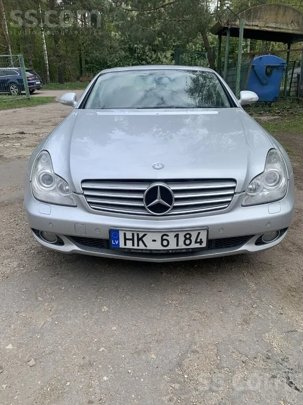 Sakarā ar dzīvesvietas maiņu tiek tirgota sakarīga automašīna . Savam gadam