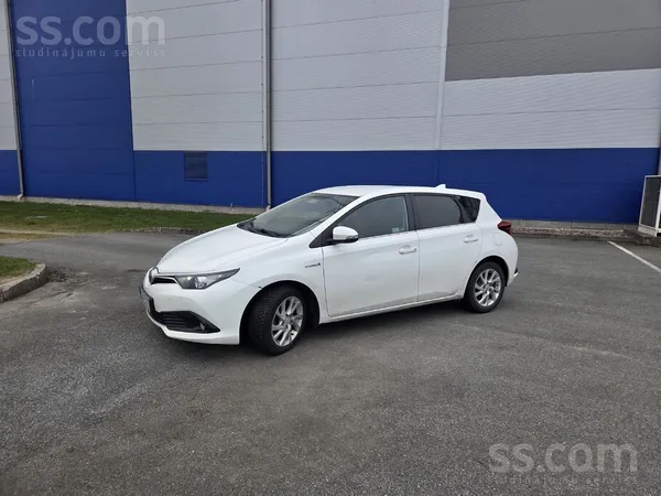 Toyota Uzņēmums pārdod labu automašīnu Toyota Auris 1.8 H