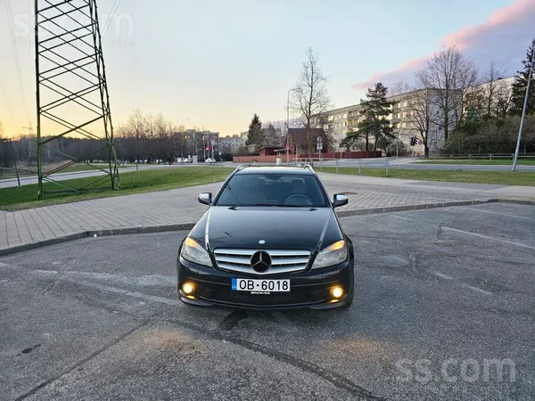 Mercedes-Benz C 320 Avantgarde.
Amg piekare un vizuālā paka.
Melnie grie