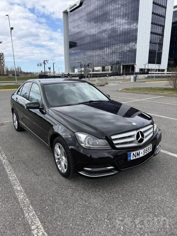 Продаётся стильный и комфортный седан Mercedes C-Class чёрного цвета в хорош