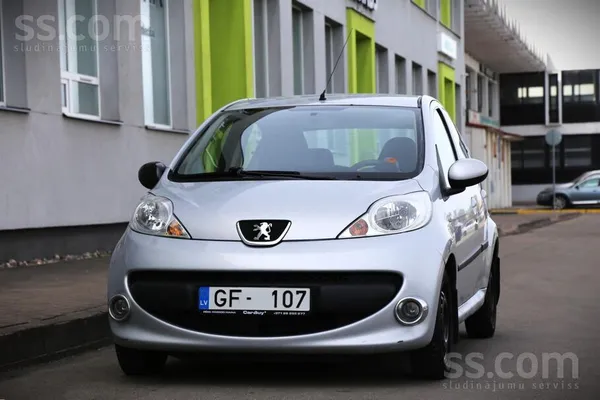 1.0i 50Kw, automāts. 

-kondicionieris, 
-regulējama stūre, 
-Isofix,